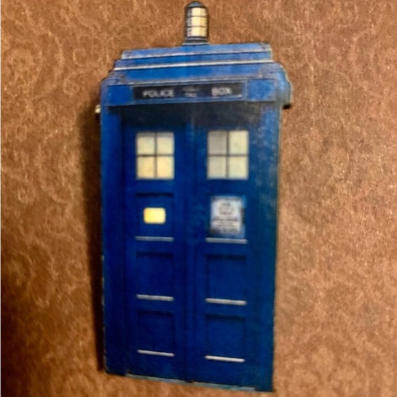 Police box blue brooch pin - Picture 4 of 10